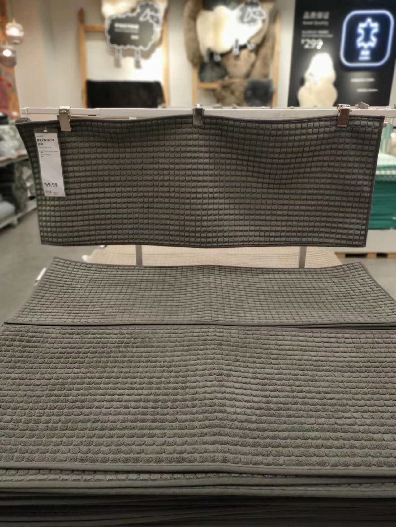 IKEAのキッチン用マット 灰色の長方形 45x120センチのスタイリッシュなデザイン