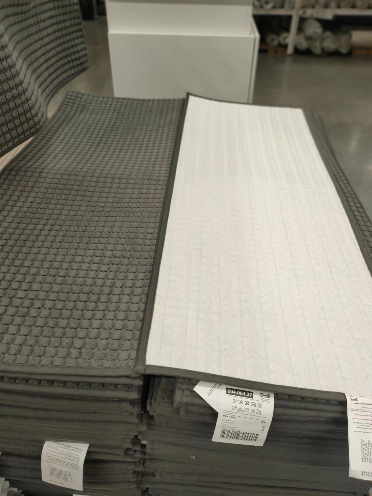 IKEAのキッチン用マット 灰色の長方形 45x120センチのスタイリッシュなデザイン