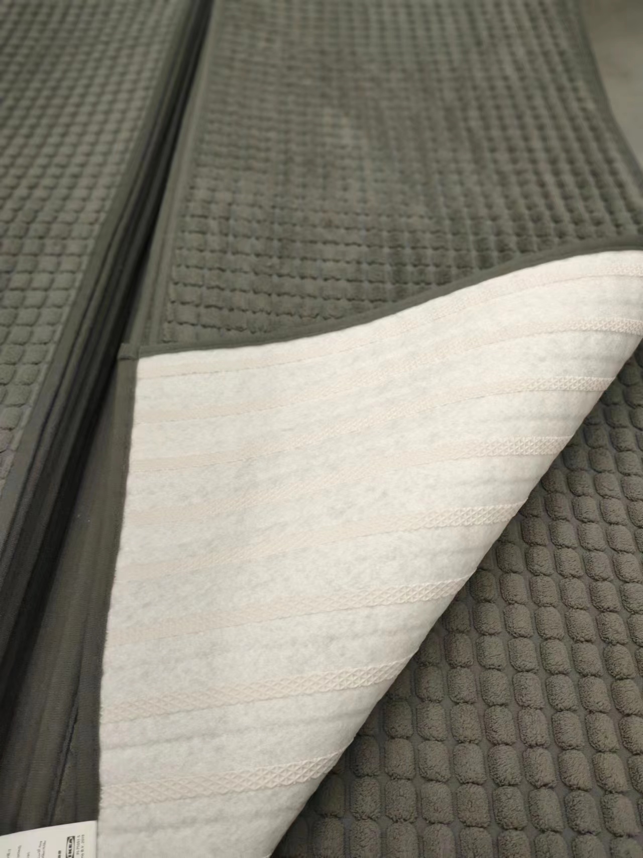 IKEAのキッチン用マット 灰色の長方形 45x120センチのスタイリッシュなデザイン