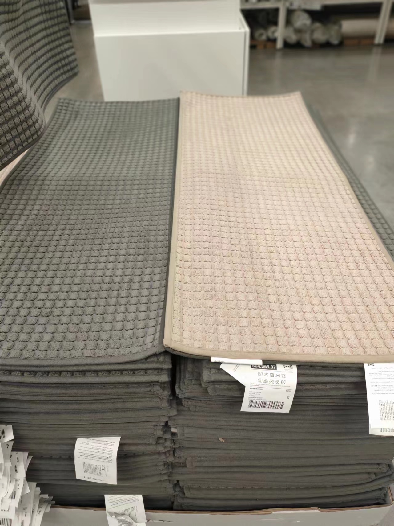 IKEAのキッチン用マット 灰色の長方形 45x120センチのスタイリッシュなデザイン