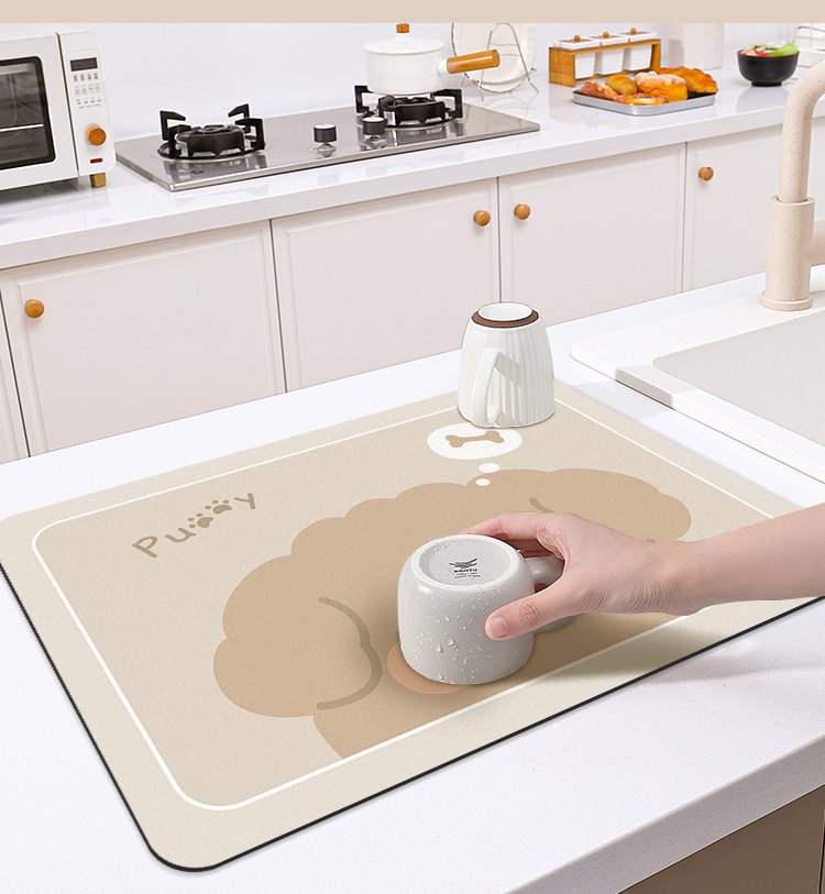 キッチンの水分を吸収するマットと便利な食器類で清潔な空間を実現