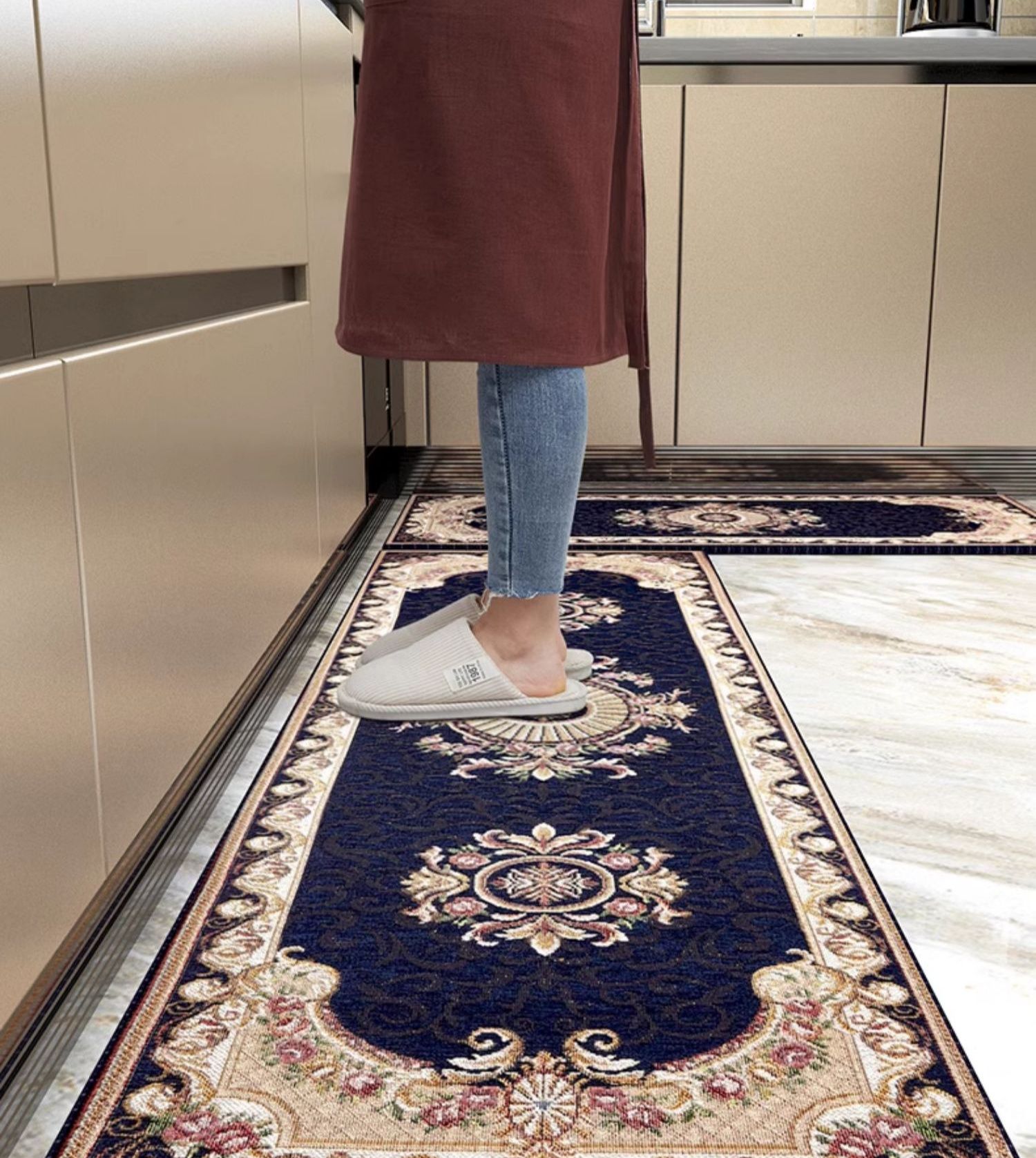 拭けるから毎日清潔！滑り止め付きでずれない欧風キッチンマット