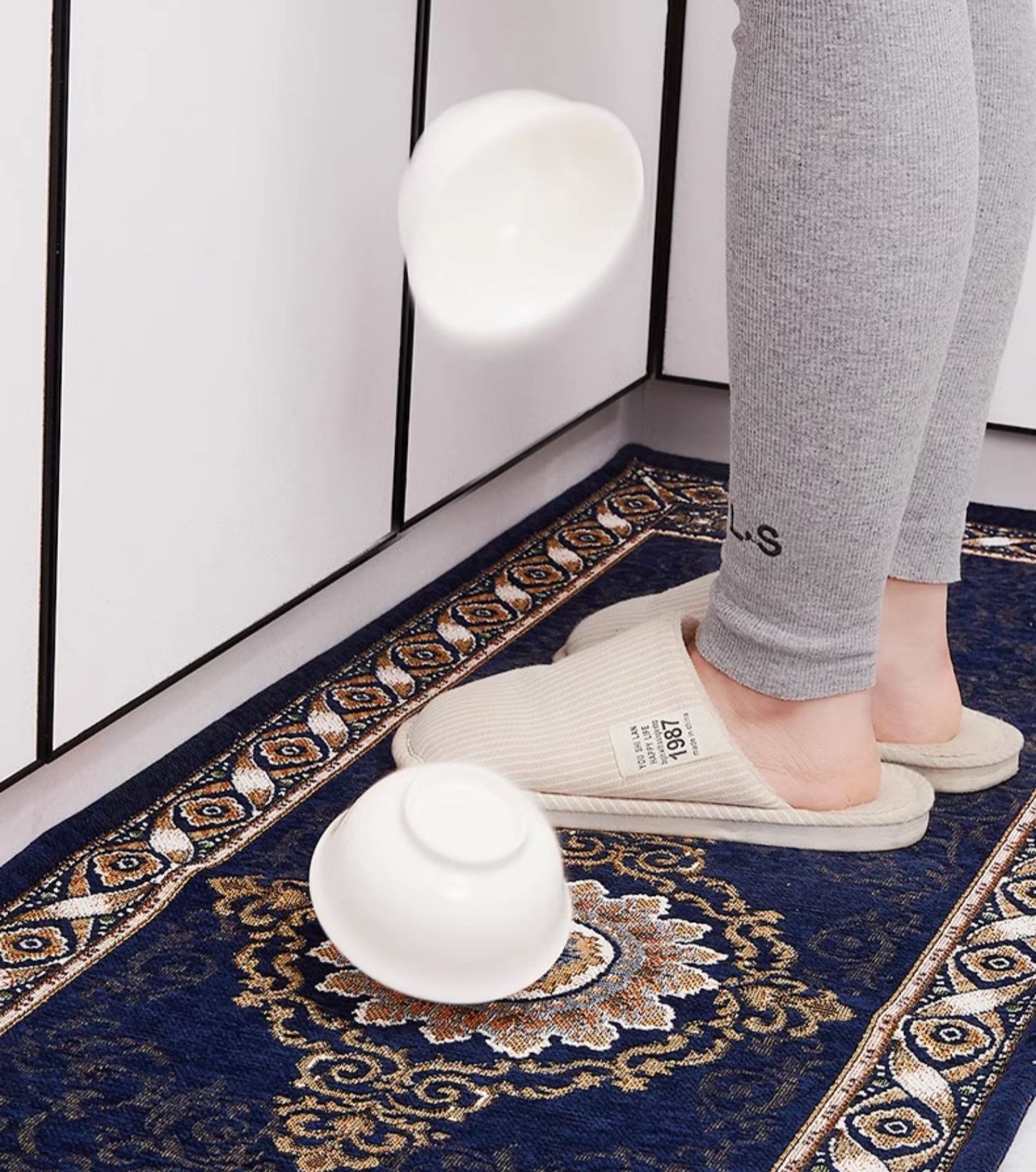 拭けるから毎日清潔！滑り止め付きでずれない欧風キッチンマット