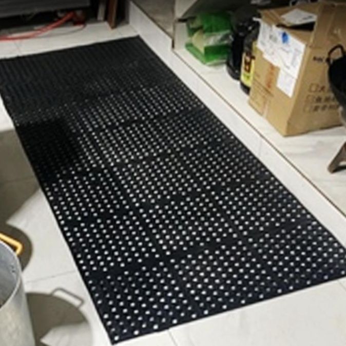 ホテルのキッチン用防滑マット 洗面所にも最適なゴム製マット
