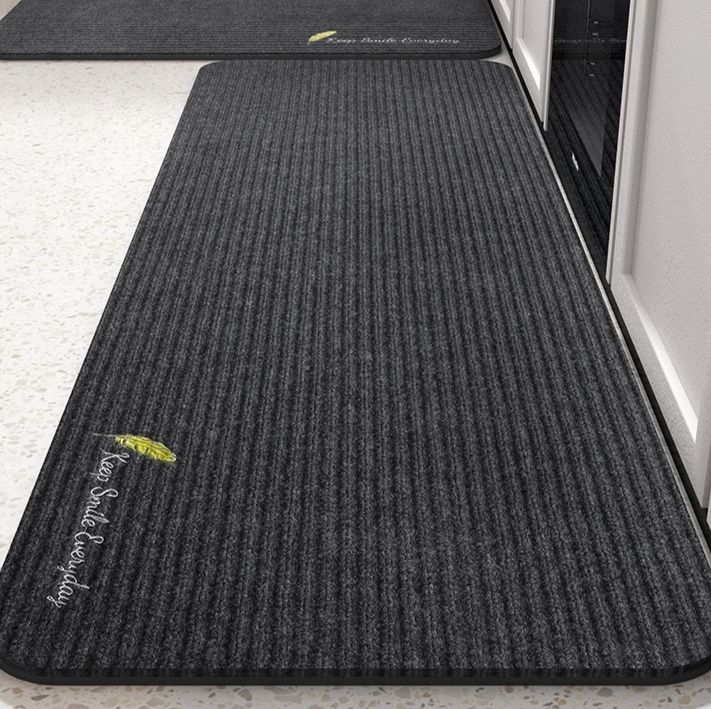 抗菌防汚で汚れもさっと拭き取れる！滑り止め付きストライプキッチンマット