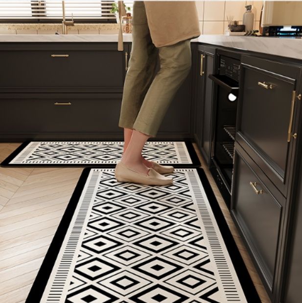 珪藻土素材で抗菌防カビ！格子柄がおしゃれな洗えるキッチンマット