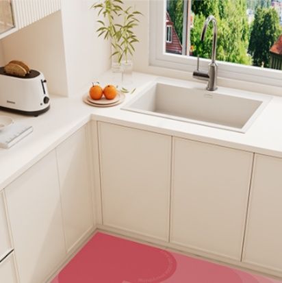 かわいいピンクで傷防止も安心！洗える吸水・滑り止め付きキッチンマット