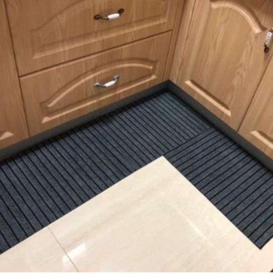 撥水加工で汚れにくい！カットできるストライプ柄のキッチンマット