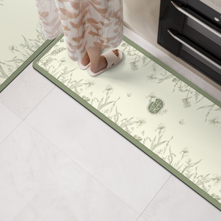 珪藻土素材で油汚れに強い！滑り止め付き吸水キッチンマット