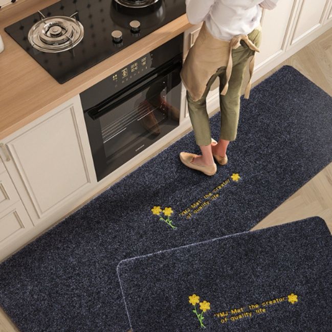 防滑・抗菌機能付き洗えるキッチンマット！葉柄北欧デザインで油汚れもサッと拭ける