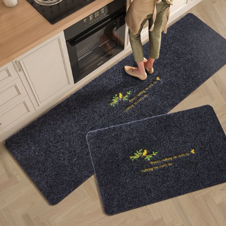 防滑・抗菌機能付き洗えるキッチンマット！葉柄北欧デザインで油汚れもサッと拭ける