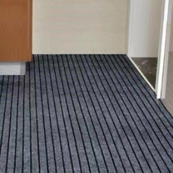 滑り止め付きでずれない！洗える北欧風ストライプのキッチンマット