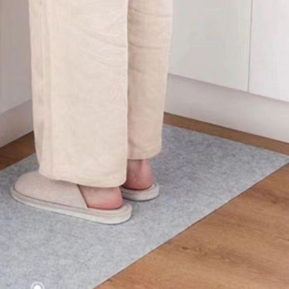 拭き取れて清潔！グレー&黒が選べる吸水滑り止めキッチンマット