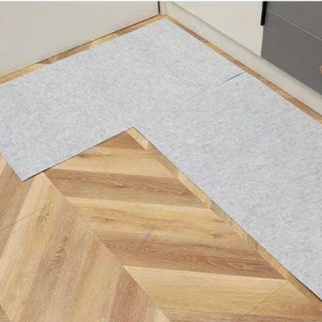 拭き取れて清潔！グレー&黒が選べる吸水滑り止めキッチンマット