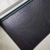 透明感のあるPVC製キッチンマット 拭ける防水仕様で業務用にも対応