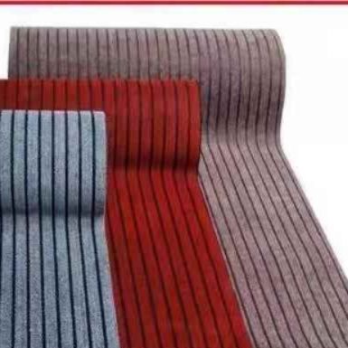 大きめサイズで安心感続く　滑り止め付き洗える北欧風キッチンマット