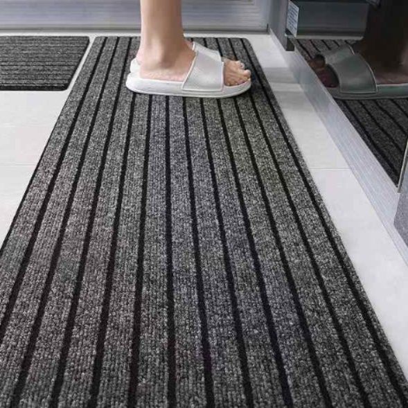 大きめサイズで安心感続く　滑り止め付き洗える北欧風キッチンマット