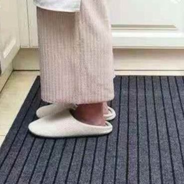 大きめサイズで安心感続く　滑り止め付き洗える北欧風キッチンマット