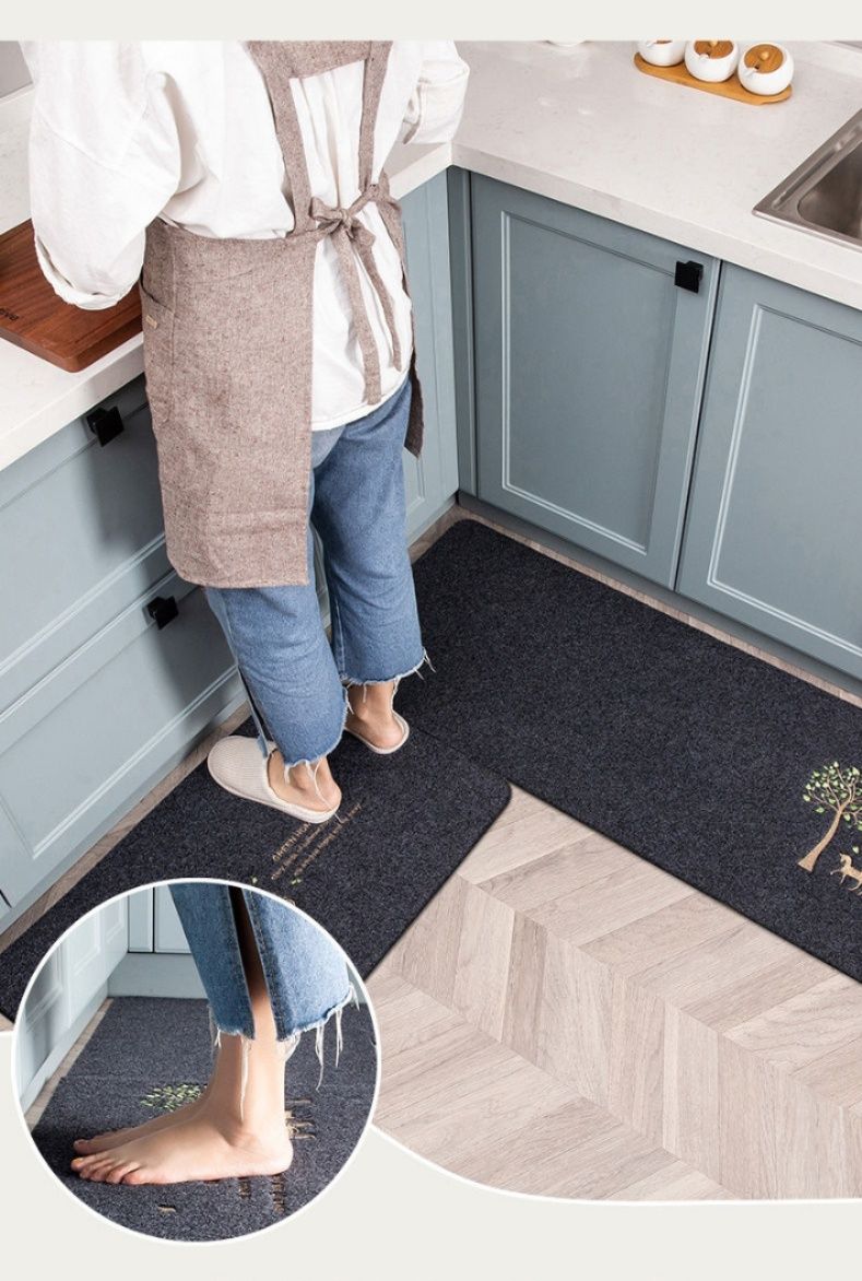 拭けて洗える透明キッチンマット！滑り止め付きで床暖房対応の撥水加工