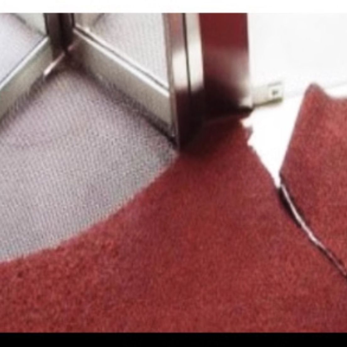 拭き取れる赤いストライプでおしゃれ！洗える滑り止め付きキッチンマット