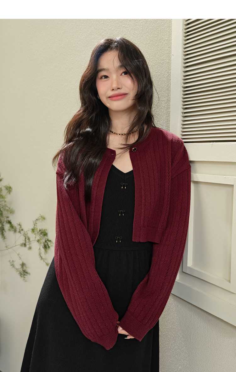 鮮やかな赤ニットで華やかな印象に!毎日のコーデが映えるおしゃれアイテム5選