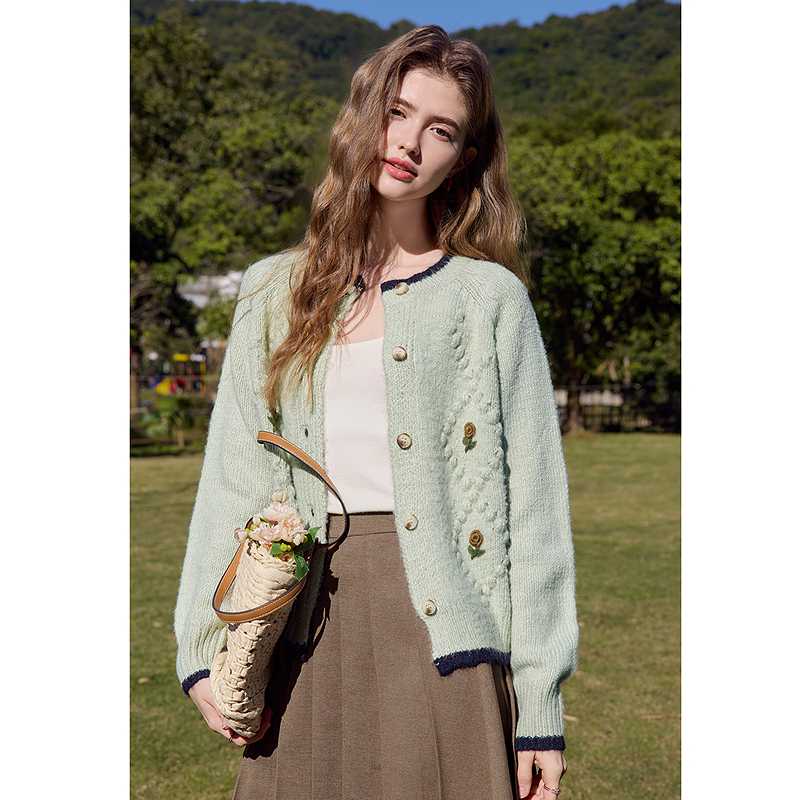 花柄が美しく映える！ニットカーディガンで季節のコーデが華やかになる5選