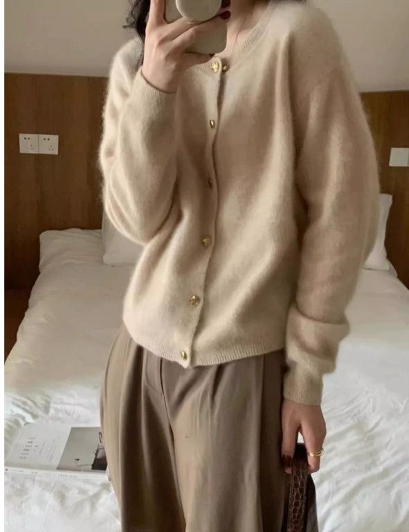 ニット 上品なゴールドボタンのクルーネックカーディガン