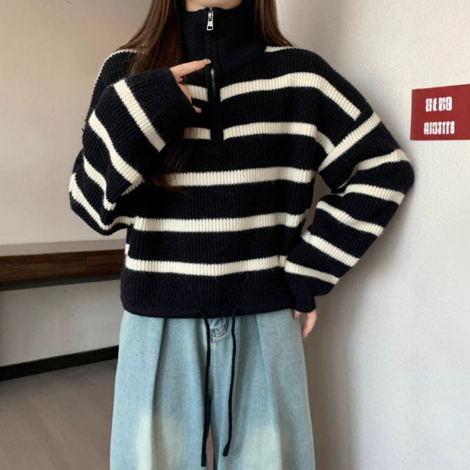 ボーダー柄ハーフジップニットセーター襟付き