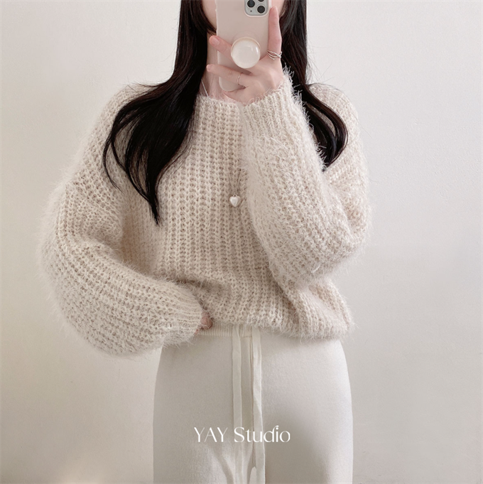 ニット ふわふわ糸のシンプルニット