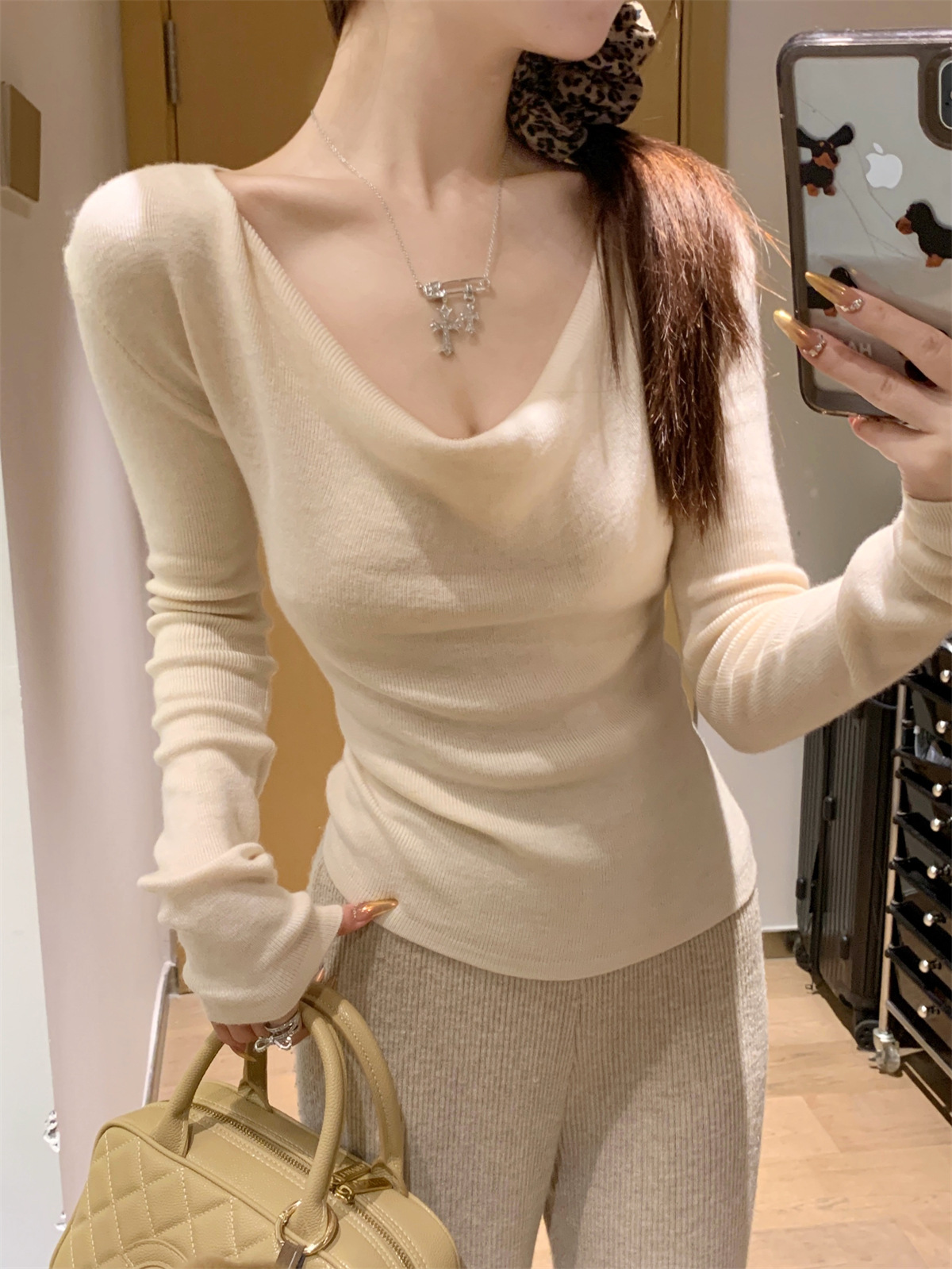 ニット なめらかリブ編み浅型丸首長袖トップス