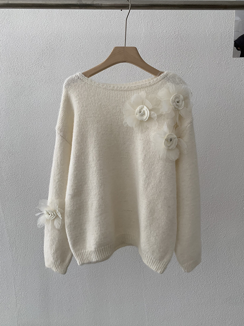 花飾り付きニットセーター ゆったりシルエット 3色展開