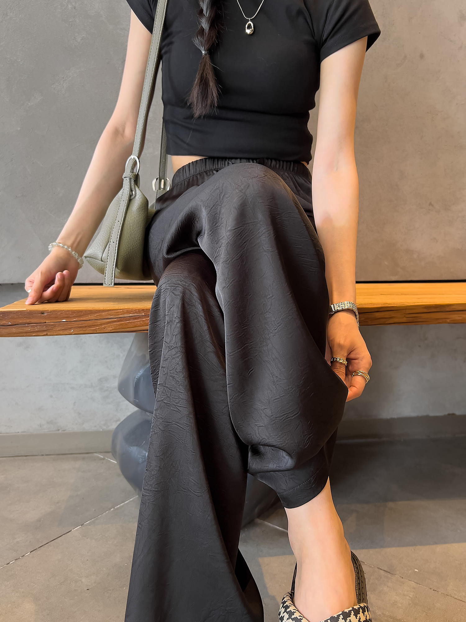 黒パンツ しわ加工ワイドスラックス