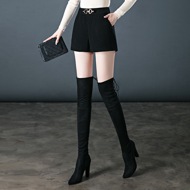 黒パンツ 高級感溢れる金具付きウールショートパンツ