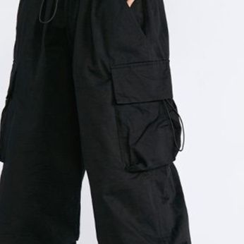 黒パンツ ワイドシルエット実用的ポケットパンツ