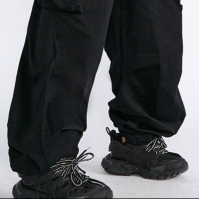 黒パンツ ワイドシルエット実用的ポケットパンツ