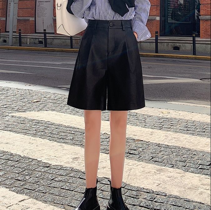 黒パンツ タックデザイン ワイドショート