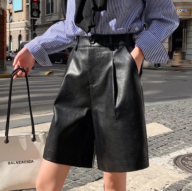 黒パンツ タックデザイン ワイドショート