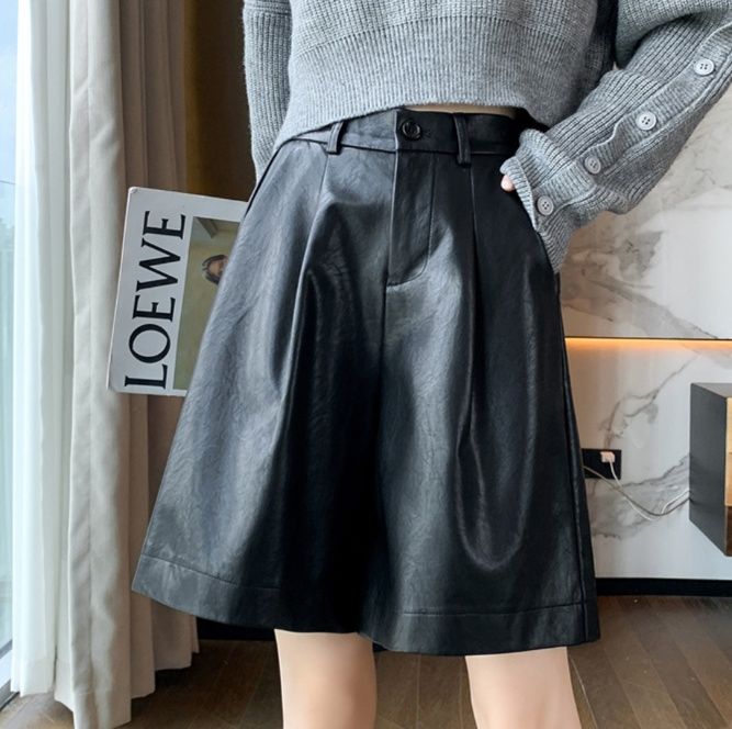 黒パンツ 合皮ワイドショートパンツ