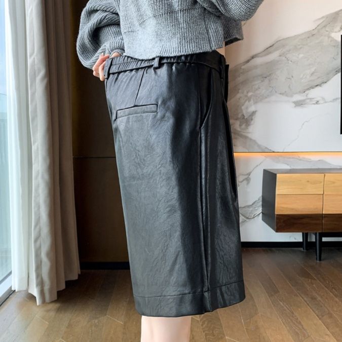 黒パンツ 合皮ワイドショートパンツ