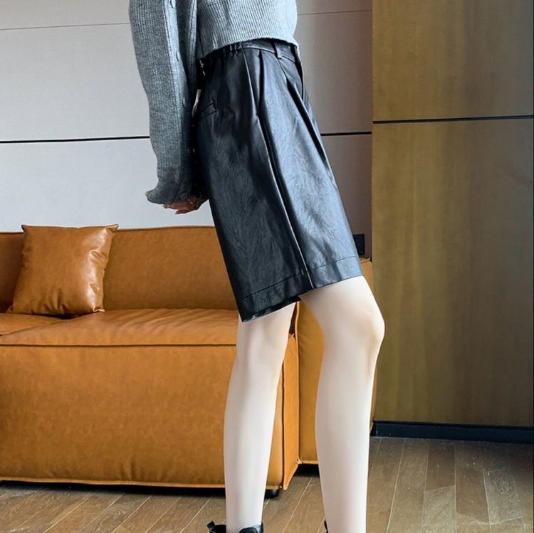 黒パンツ 合皮ワイドショートパンツ