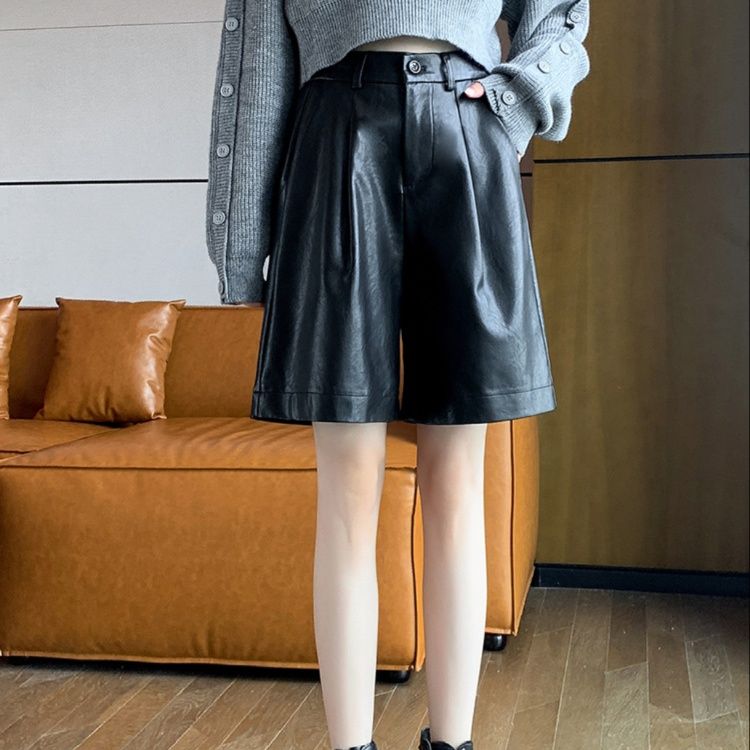 黒パンツ 合皮ワイドショートパンツ