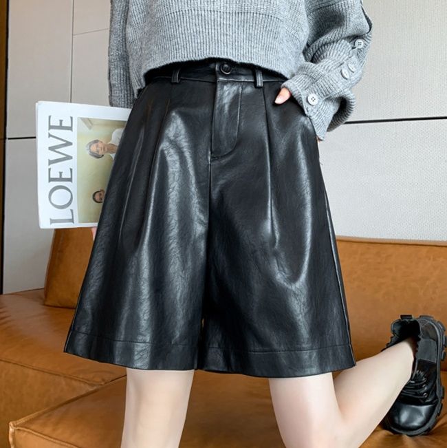 黒パンツ 合皮ワイドショートパンツ