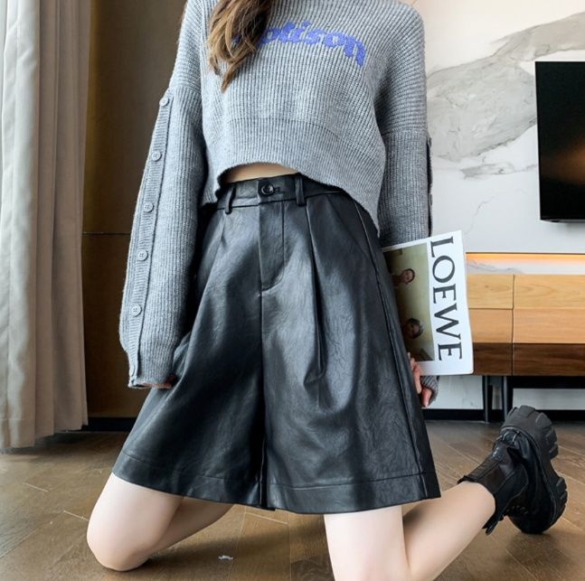 黒パンツ 合皮ワイドショートパンツ