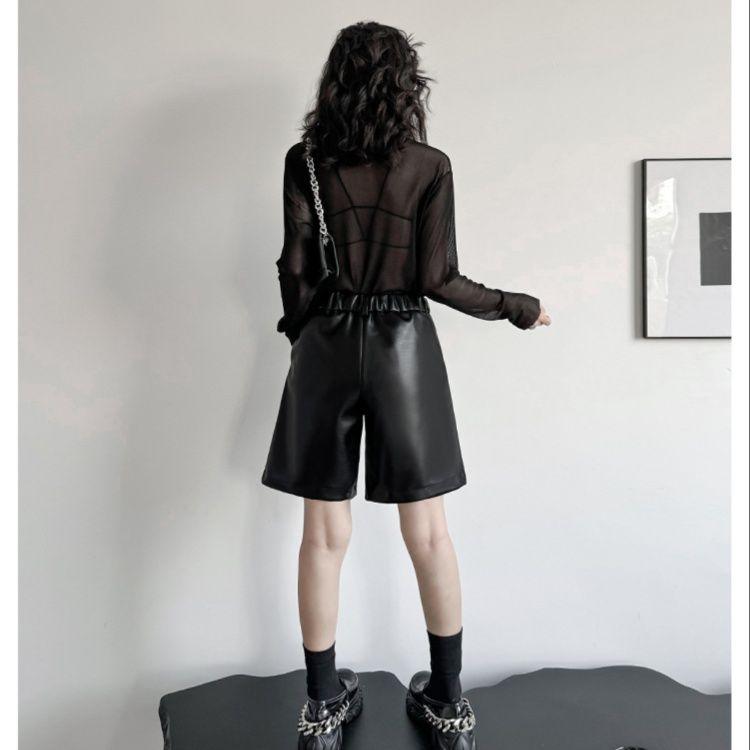 黒パンツ 艶やか革調ワイドショート