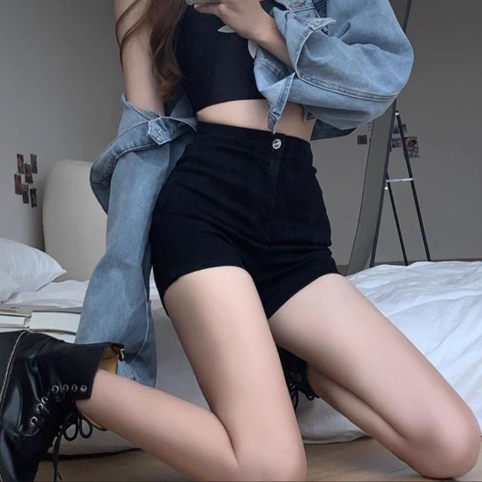 黒パンツ すっきりシルエット美脚ショート