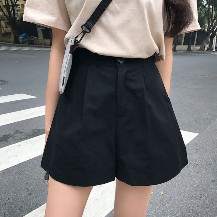 黒パンツ タックデザイン ふんわりショート