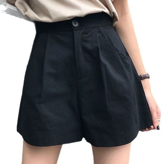 黒パンツ タックデザイン ふんわりショート