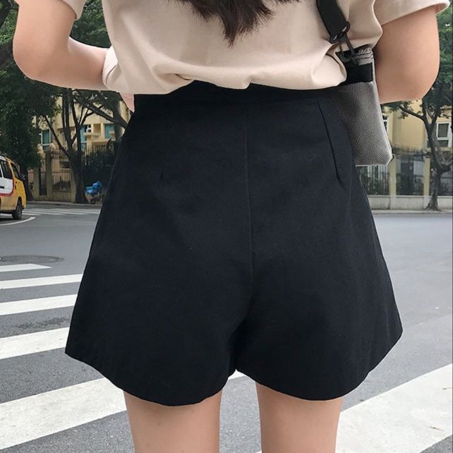 黒パンツ タックデザイン ふんわりショート