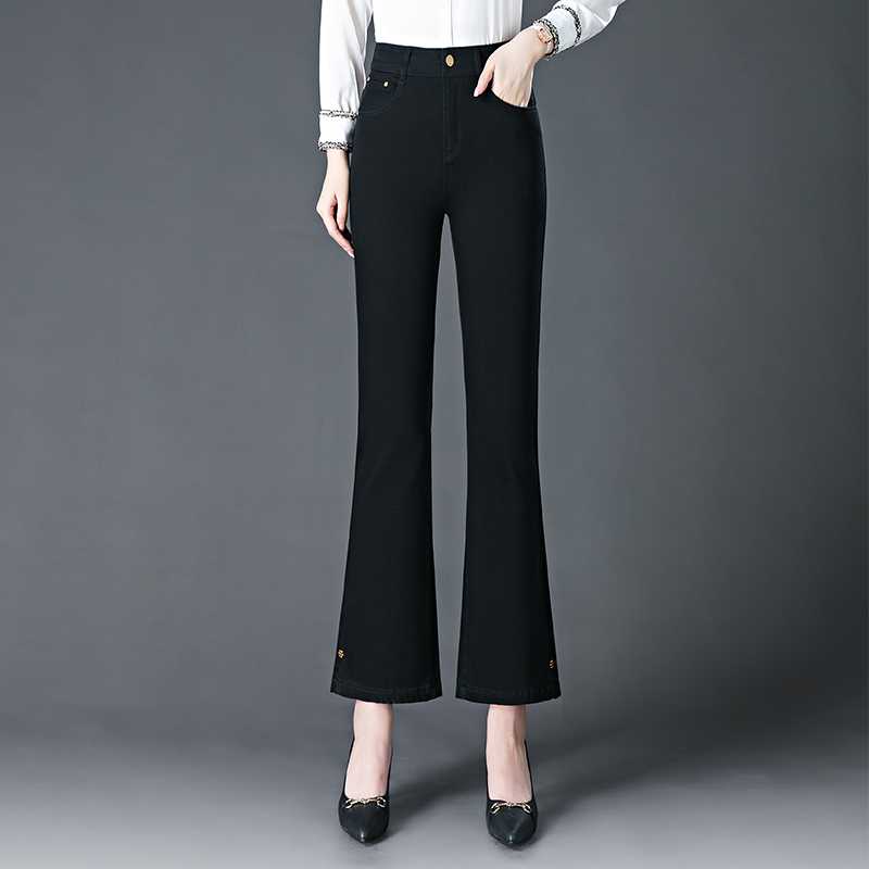 黒のデニムパンツで毎日のコーデが決まるおすすめ5選