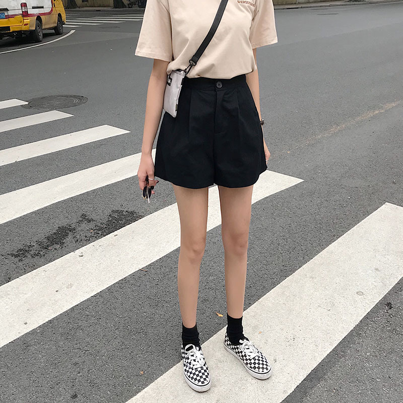 黒パンツ タックデザイン ふんわりショート
